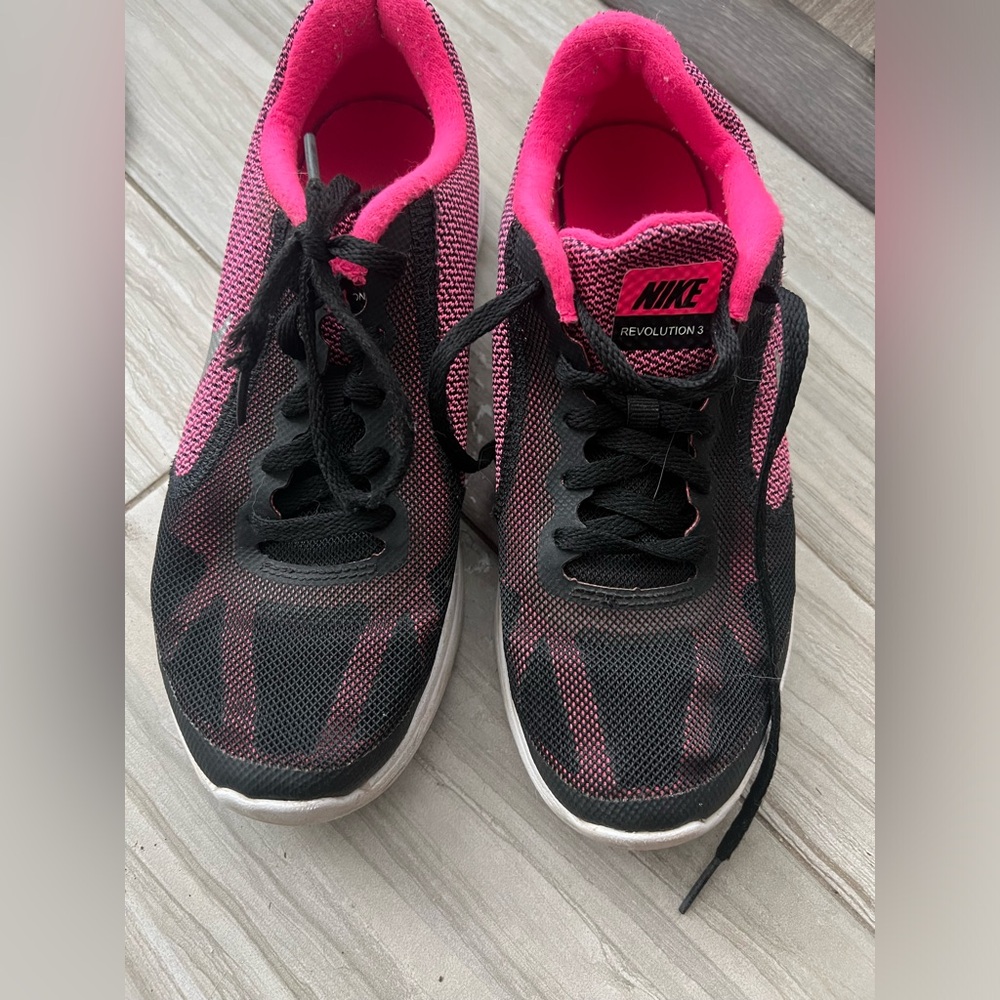 Nike Revolution 3 size US 4.5Y